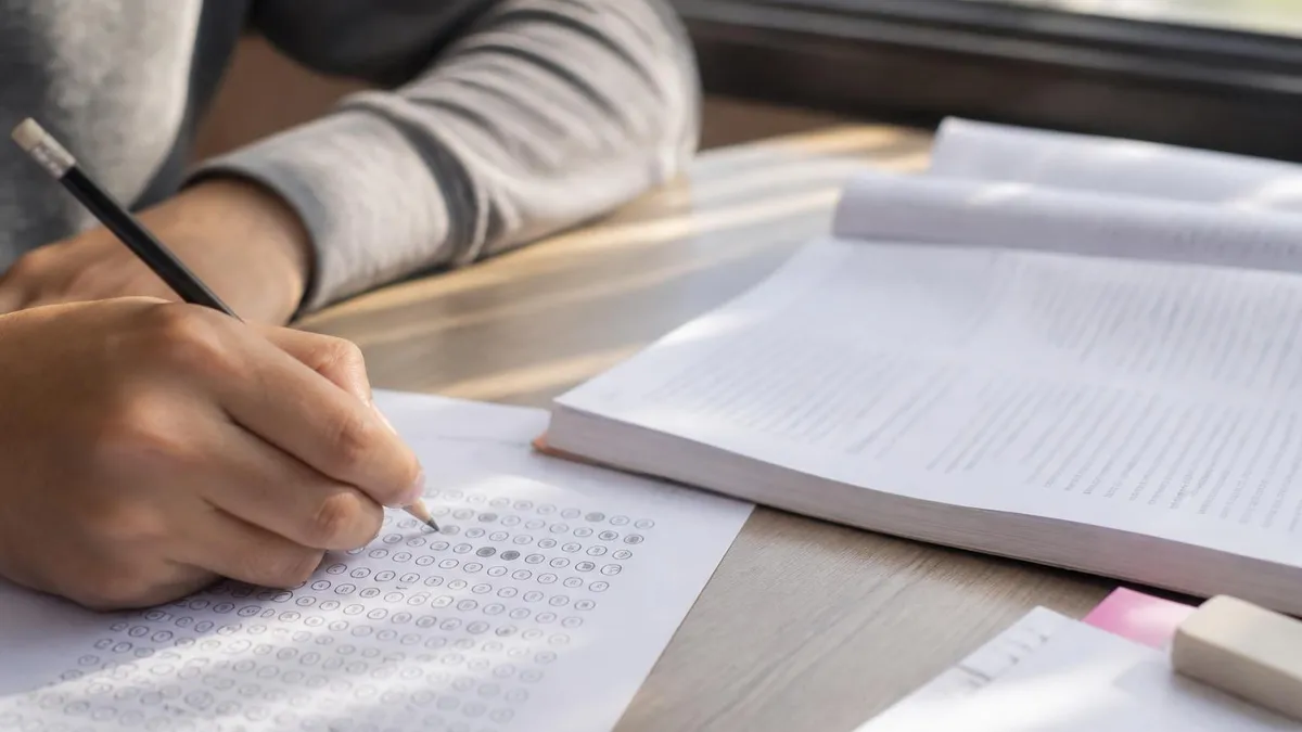 Freight Broker vs Truck Dispatcher: Key Differences, Duties, and Career Paths