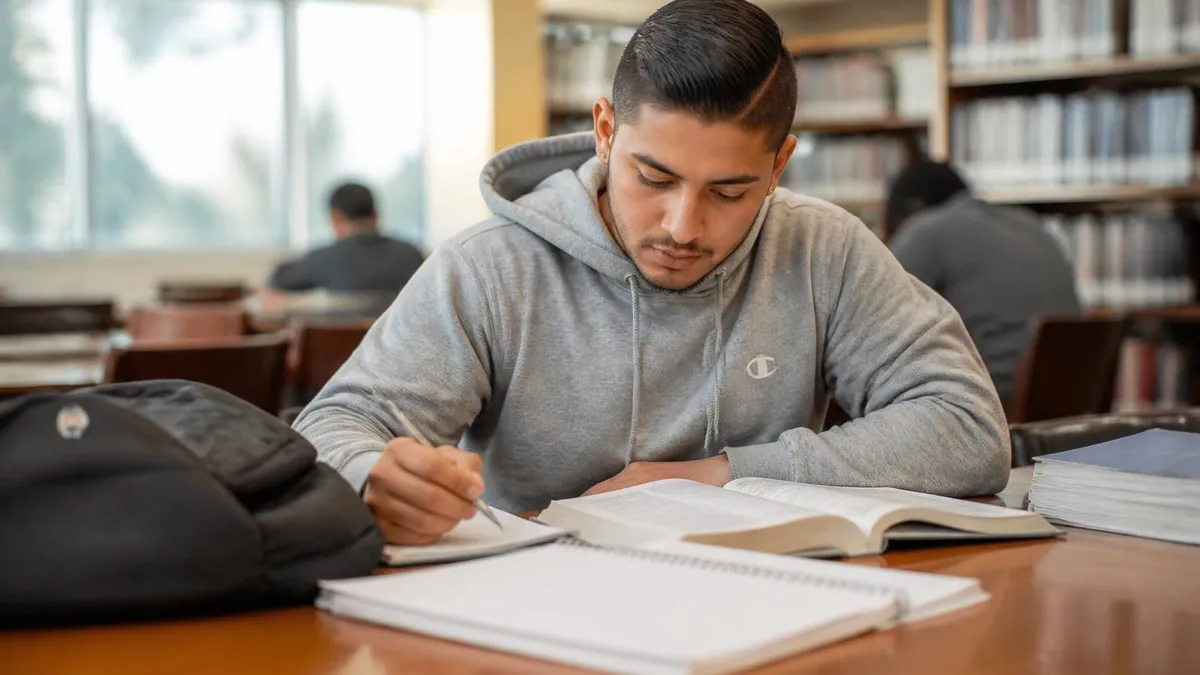 GED en Español - Examen de Equivalencia de Escuela Secundaria vales y descuentos para el examen ged study guide illustration