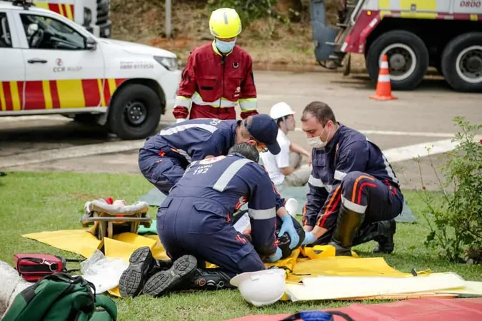 Roadside Emergency Simulation University Students 1 X - Certified Paramedic Response study guide